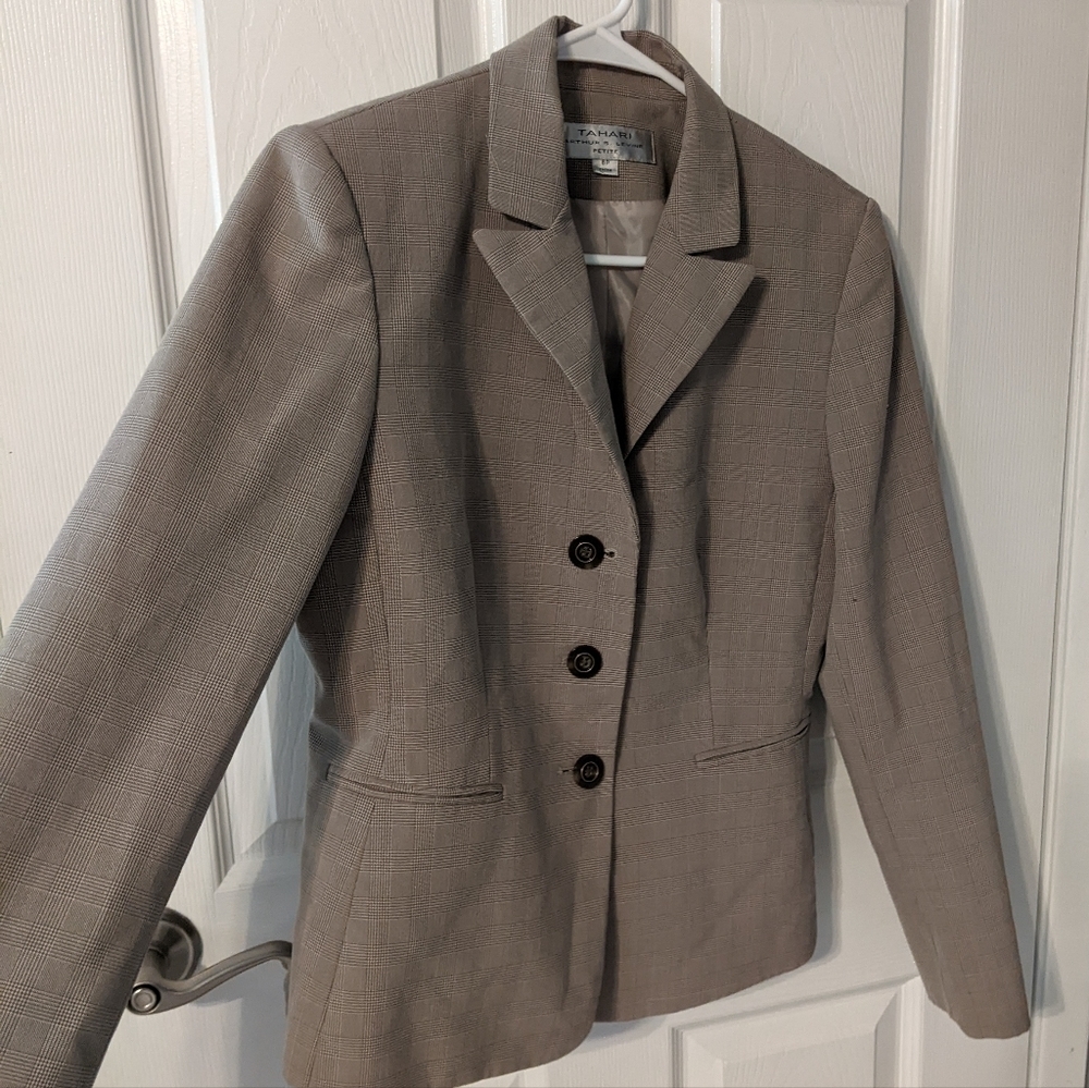Tahari Arthur S Levine‎ Greige Button Front Collared Blazer Size 8 Petite *Flaw*